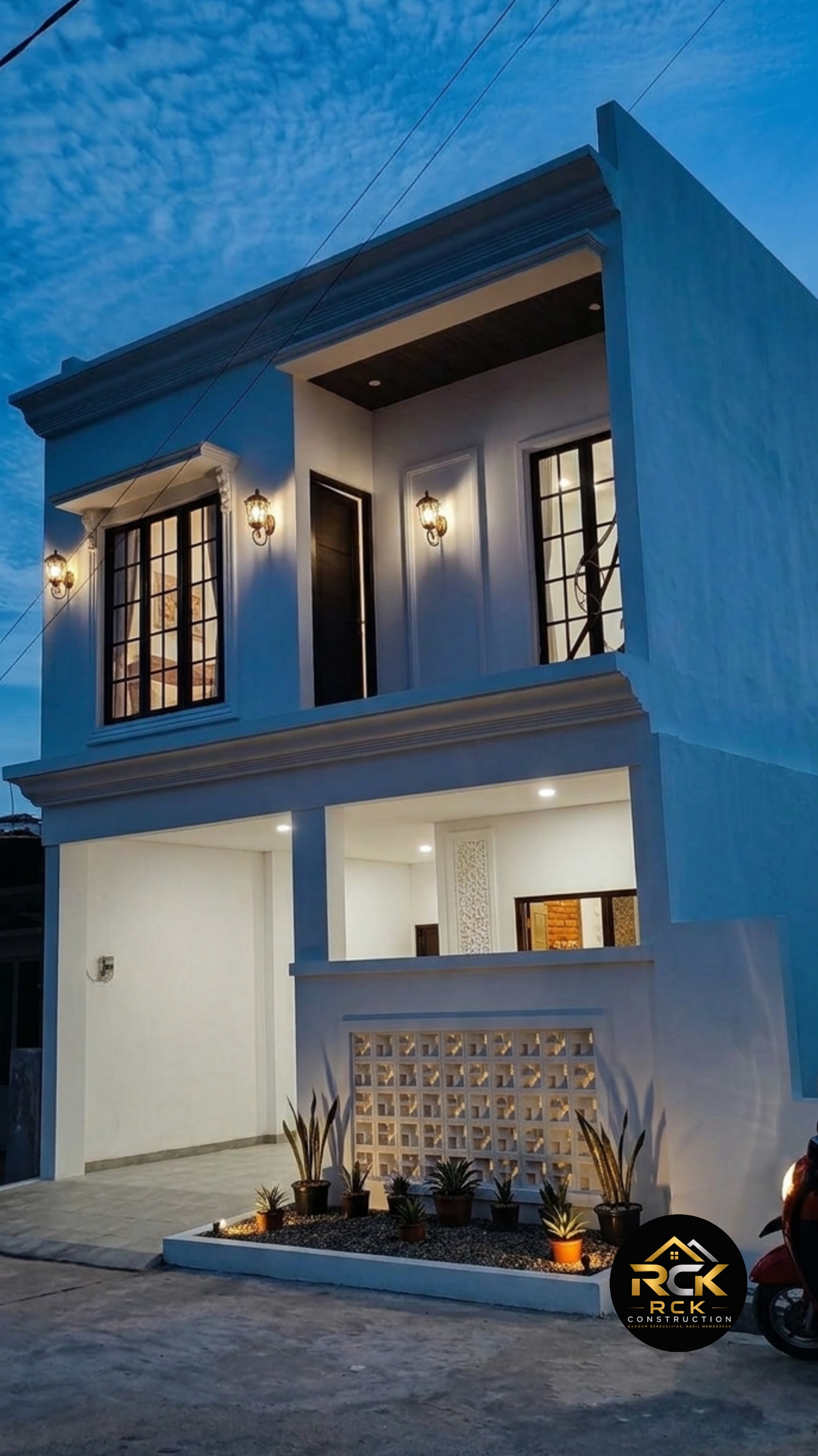 Rumah baru 2 lantai tampak malam hari