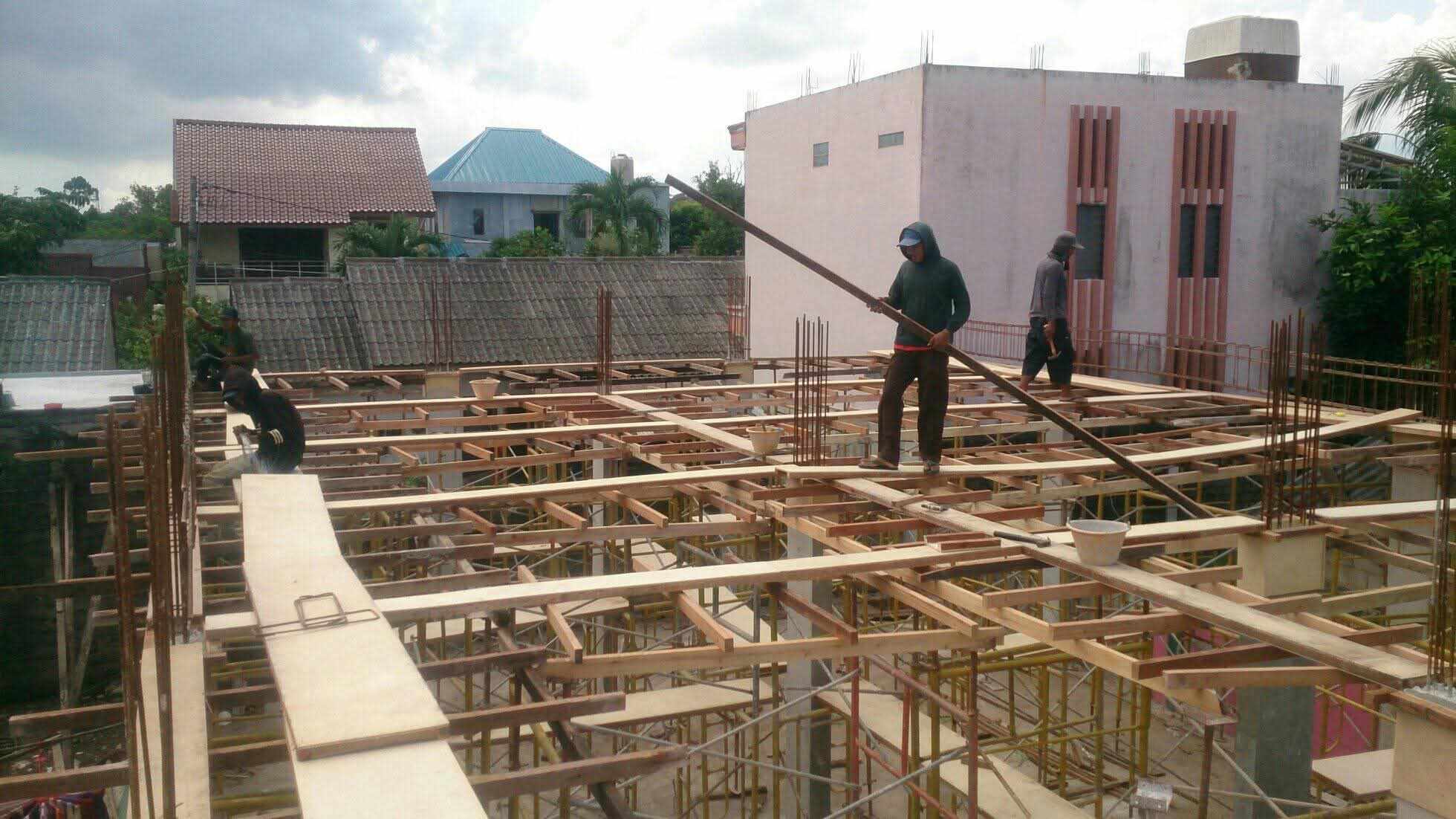 Proses pemasangan scaffolding atap rumah