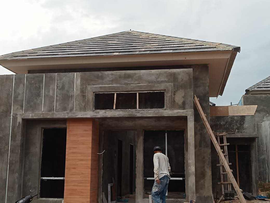 Proses pembangunan rumah baru dengan atap genteng