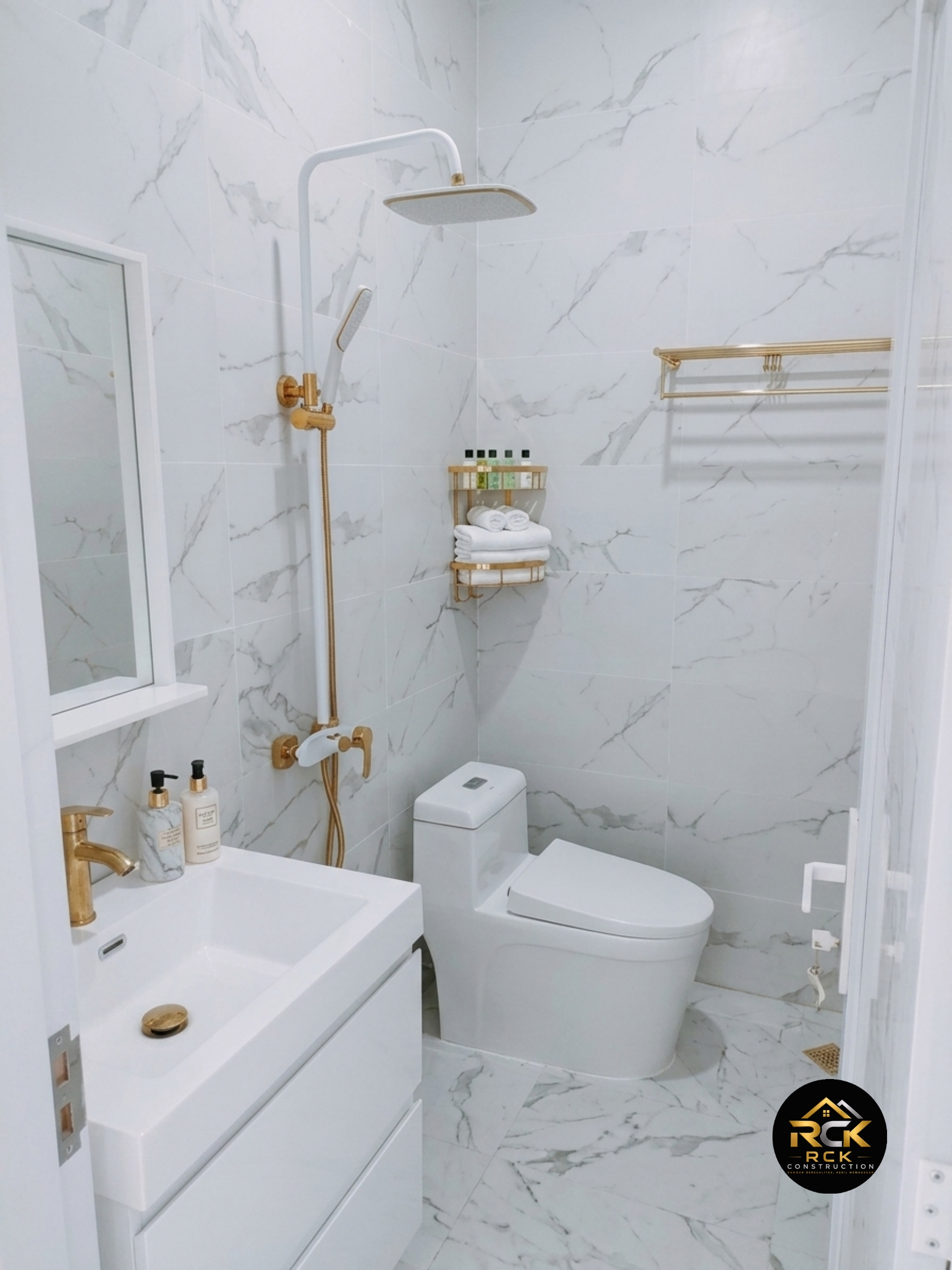 Kamar mandi mewah marmer gold