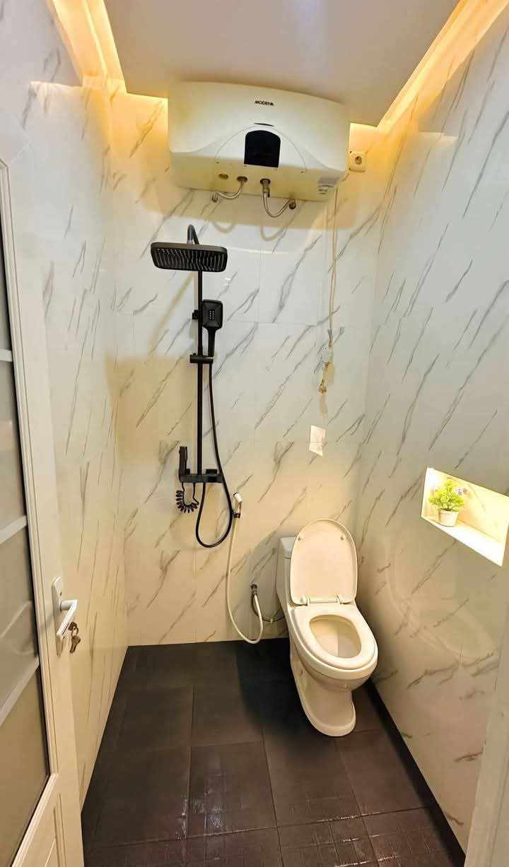 Kamar mandi minimalis marmer krem
