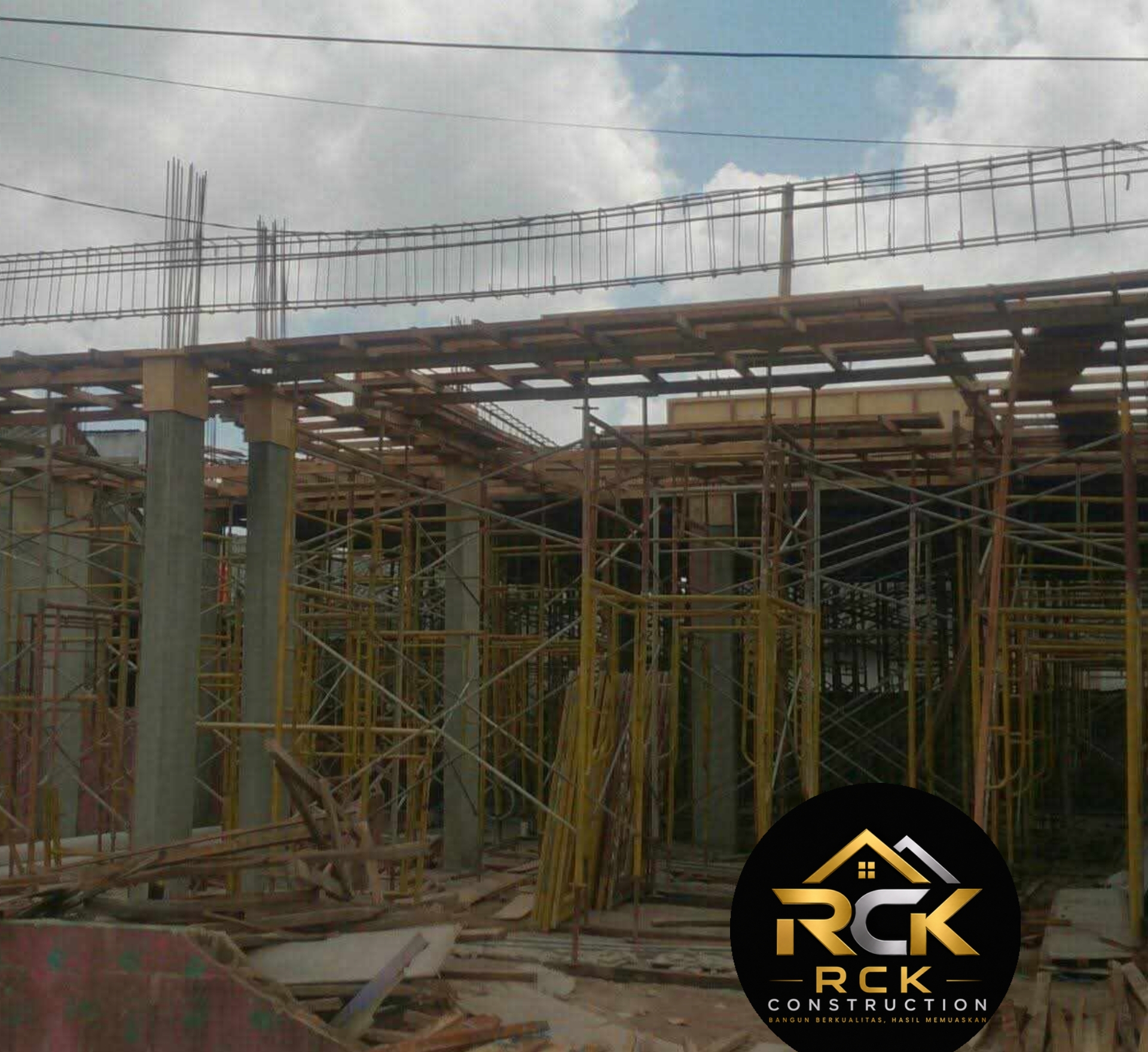 Bekisting atap beton sebelum pengecoran