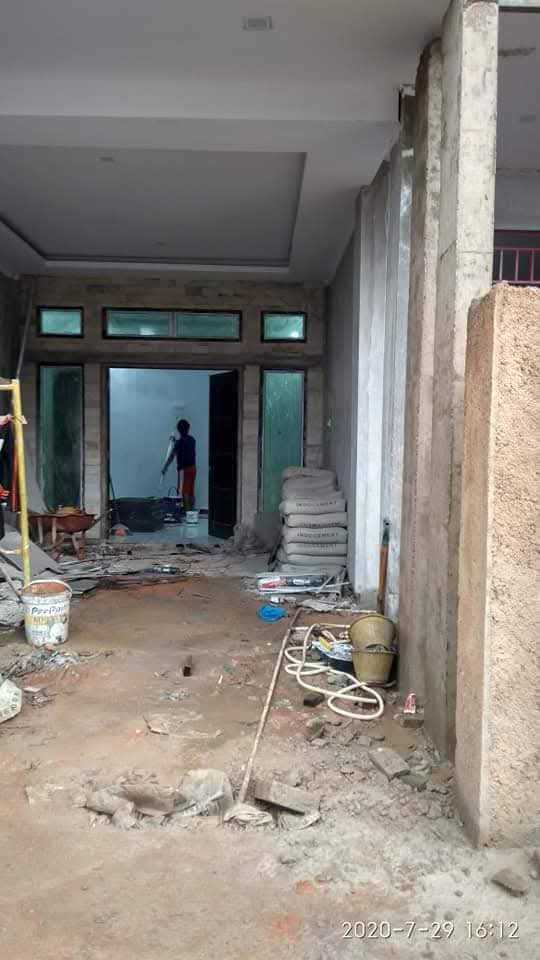 Pemasangan pintu dan kusen rumah
