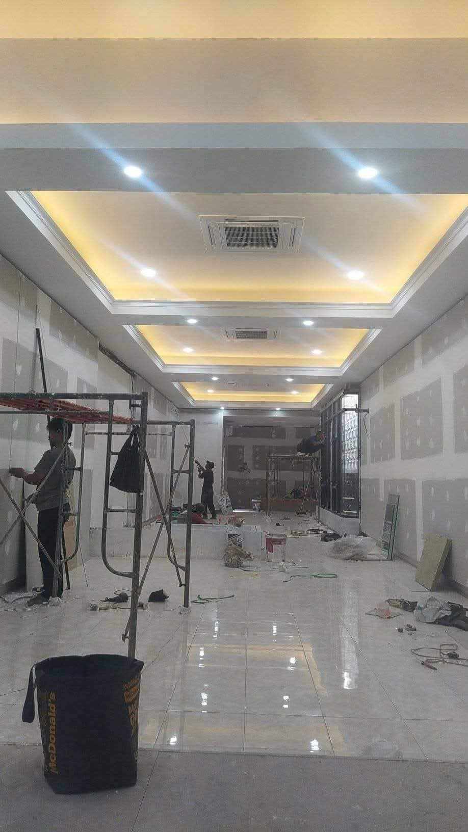Proses pemasangan plafon dan instalasi listrik
