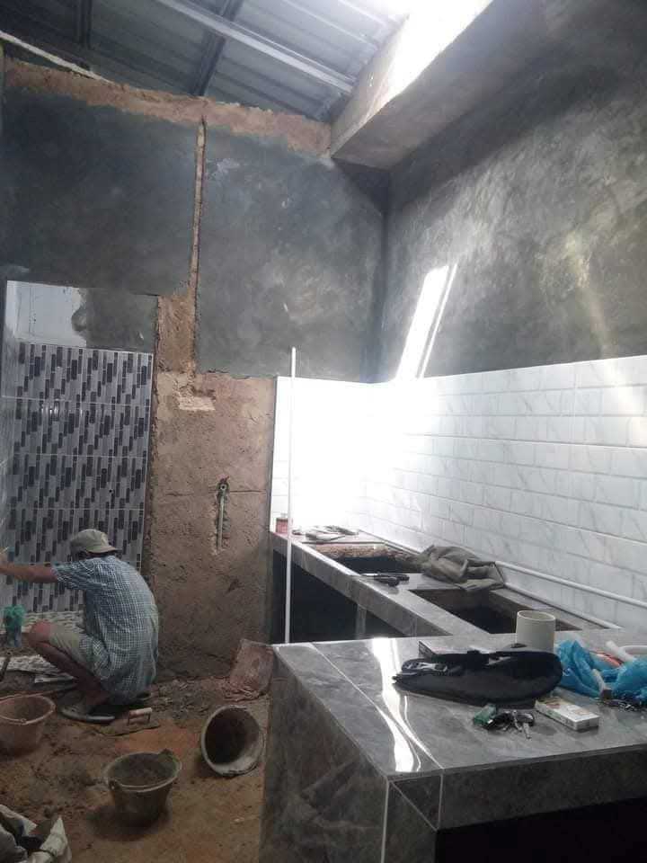 Proses pemasangan keramik dapur