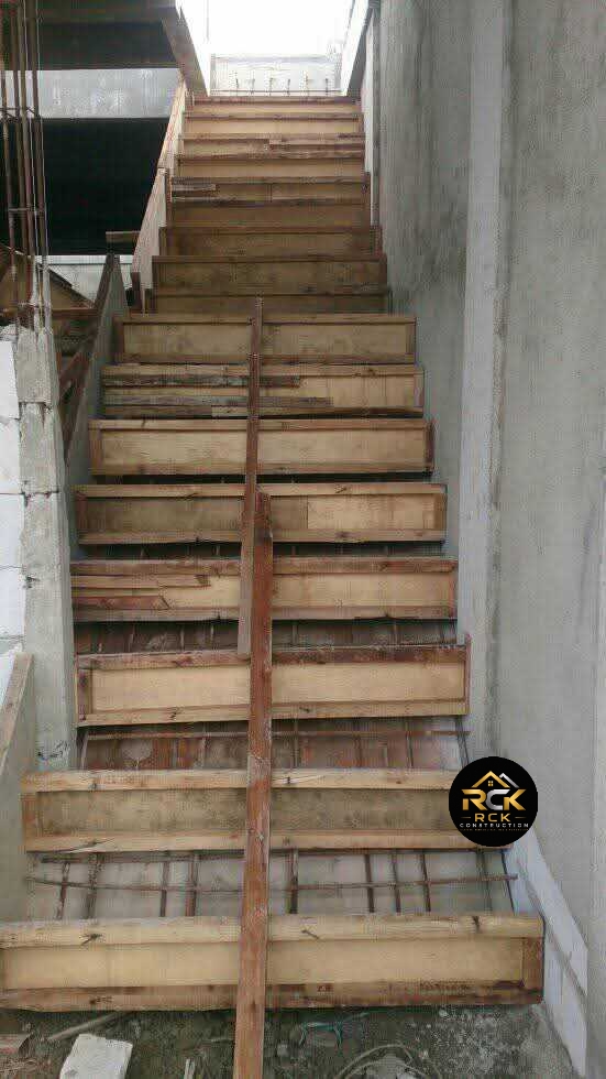 Proses pengecoran tangga rumah