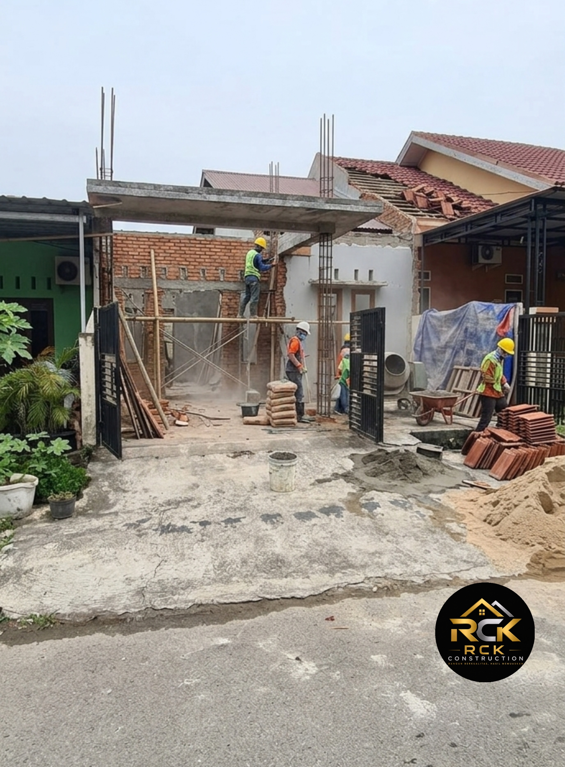 Proses pengerjaan struktur renovasi rumah
